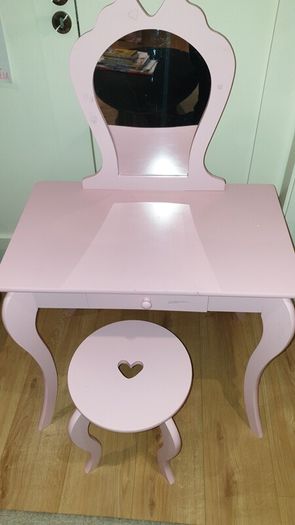 Kids pink desk with chair
