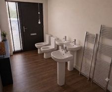 Complete Bathroom Suite Set 2 Years Old) AUCTION STYLE