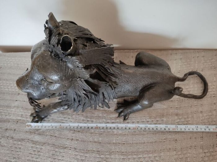 Large sculpture of bronze Lion.Weight: 7.450 kg