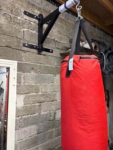 Outshock boxing bag and bracket