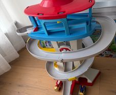 PAW Patrol Adventure Bay Rescue Way Tower Playset + 2 True Metal Vehicles