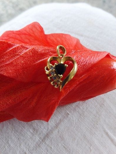 18 CT Gold pendant with Natural Sapphire and  diamonds
