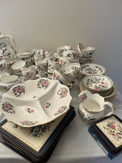 Aynsley dishes.Pembroke.Sold in total.
