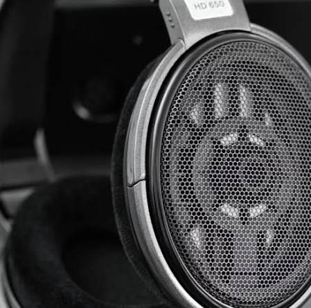 Legendary Reference Class Sennheiser HD650 open-back dynamic headphones boxed
