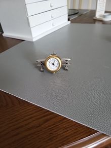Clock airplane