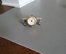 Clock airplane