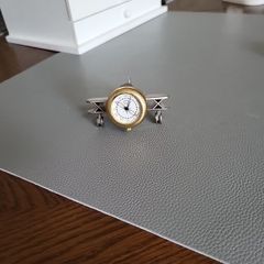 Clock airplane