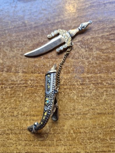 Vintage Sabre Blade Sword Brooch Tie Pin Clip Toledo Damascene Style Goldtone
