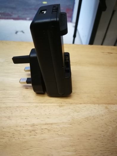 Universal Battery Charger with Usb Port