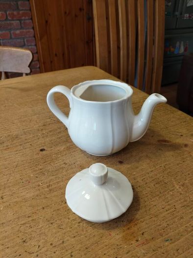White vintage Ceramic Tea pot, like new.