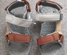 NEW.boy's sandals. UK13/EUR 32