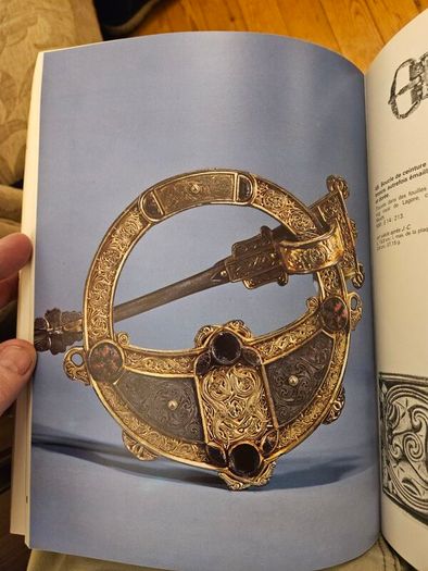 TREASURES OF IRELAND. THIS book is the exhibition catalogue for Tresors d'Irlande (Treasures of Ireland) held at the Galeries nationales du Grand Palais in Paris. Large volume paperback in good condition. See photos for same.