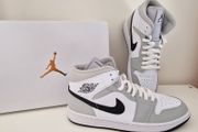 Nike Air Jordan 1 Mid - Light Smoke Grey