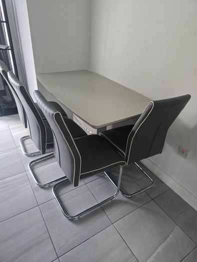 Extendable dining table