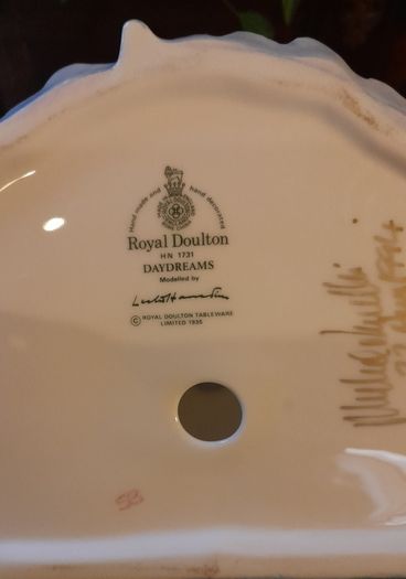 Royal Doulton figurine "Day dreams"