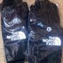 the north face gloves Image 2