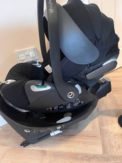 Cybex Cloud Z2 infant car seat and isofix base