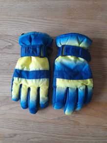 Kids ski gloves. Excellent condition. Collection in Carpenterstown.