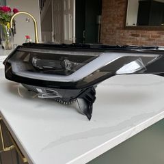 2024 Land Rover Discovery headlight