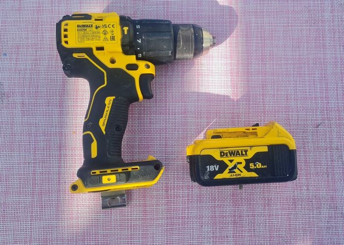 DEWALT DCD709 Ty2   2-speed-Cordless combi  drill brushless 18v