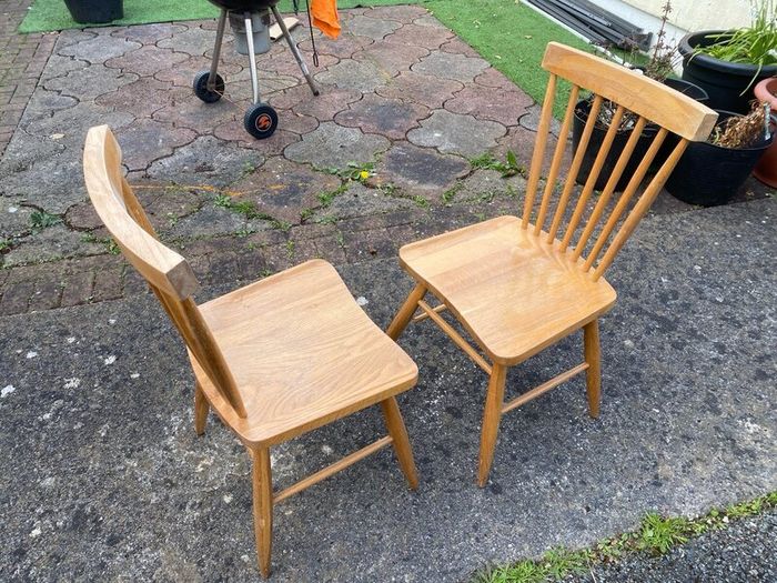 Oak Dining Table and 4 Chairs. One chair broken