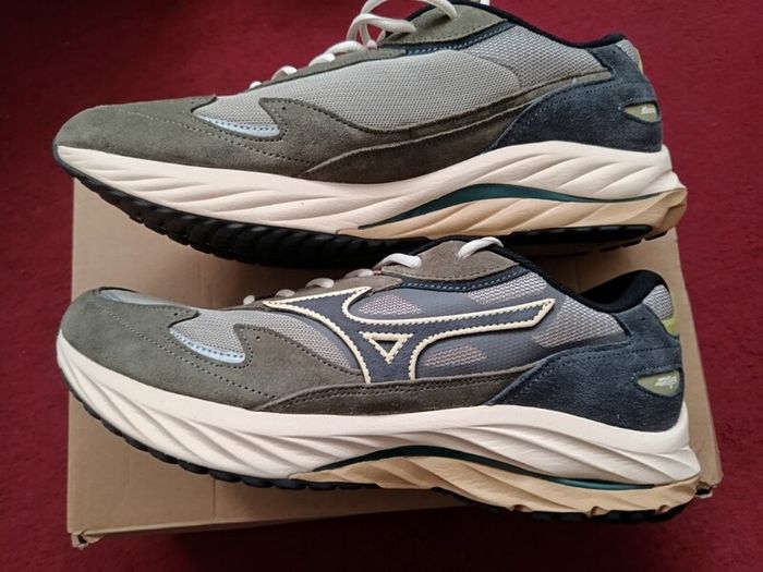 Brand new Mizuno Wave rider 44 EU 9.5 UK