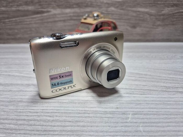 Nikon S3100 Digital Compact Camera Working w/ Nikkor 5x Wide Optical Zoom Lens