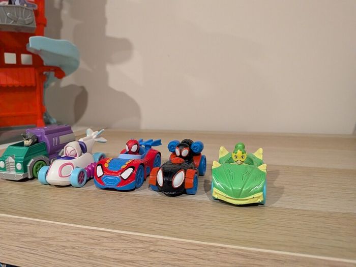 Spidey and friends race track