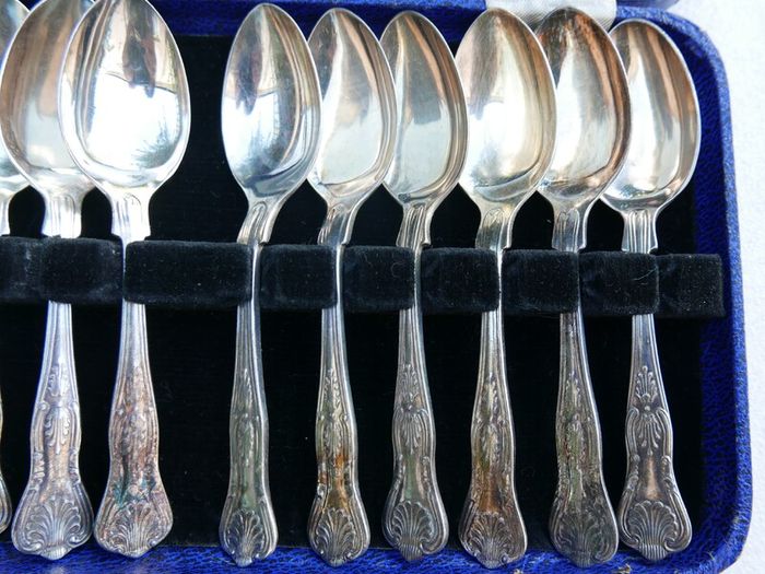 Vintage 12 Silver-Plated Teaspoons in blue presentation Original Case