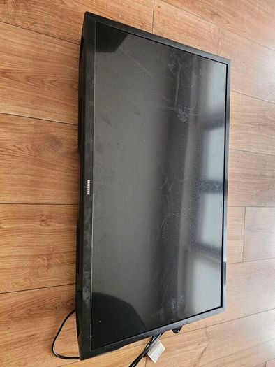 Samsung 32 inch LED smart TV, working but screen broken, can be repaired or for parts,