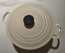 Le creuset 22cm dutch oven