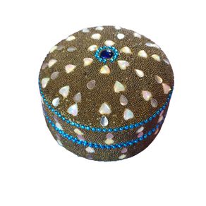 Vintage Beautiful Eyeshadow Tin Pill Trinket  Box Metal Decorated