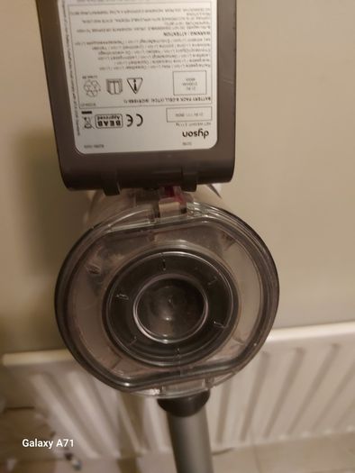 Dyson V6 Vacuum Cleaner, White, Battery not holding Charge, needs new Battery, for parts or repair