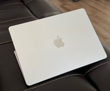 MacBook  Air M3 13.6 inch