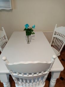 Kitchen table and 4 matching chairs