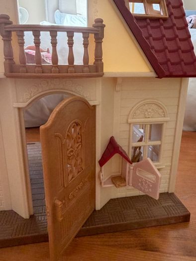 Sylvanian Families Red Roof Cosy Cottage Starter Home with Furniture & Figure
