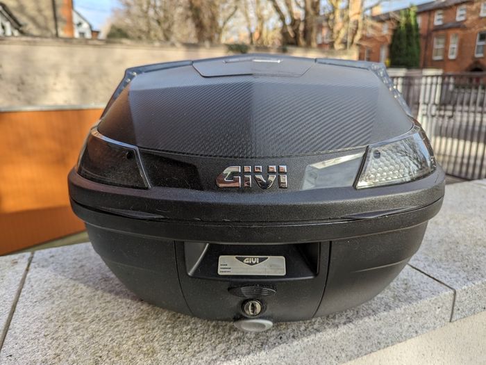Topcase Givi B47NTML Blade Tech Monolock - Plaque Carbon Optik, Capacité 3kg, Fabriqué En Italie