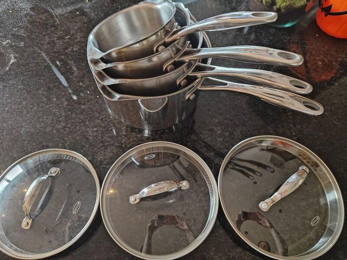 Pots/Saucepans x4