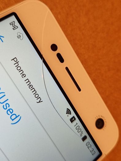 ZTE BLADE V8, 3GB Ram, 32 GB HDD, excellent Battery, 2 cracks on screen, doesn't affect operation