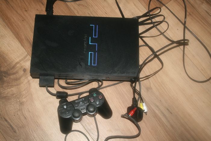 Playstation 2 (works well)