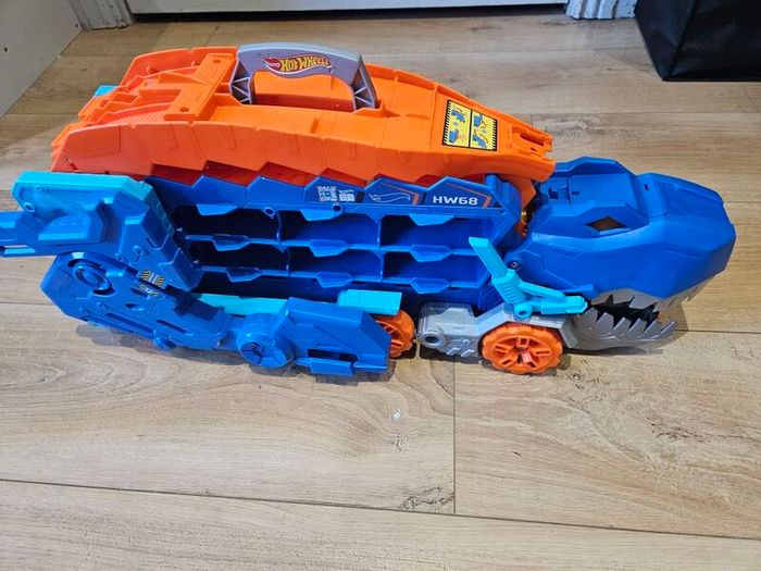 Hot Wheels City Let's Race Ultimate T-Rex Transporter Playset