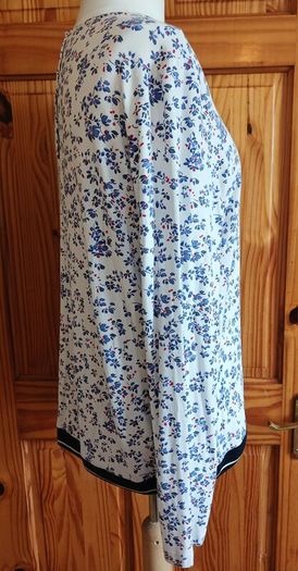 Ladies Street One Long sleeve ditzy floral top size 16 includes postage