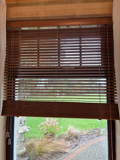 6x Matching UPVC Double-Glazed Windows with Wooden Venetian Blinds (850mm x 1400mm)