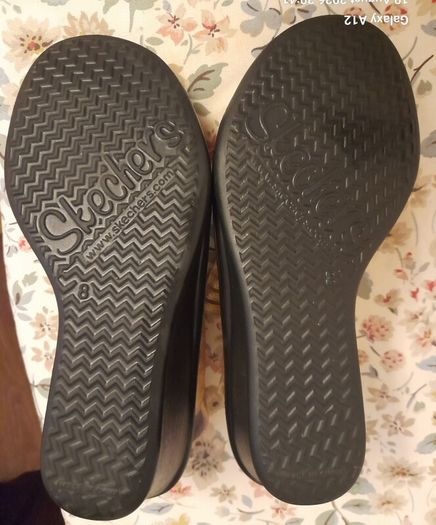 New sketcher sandals size 5