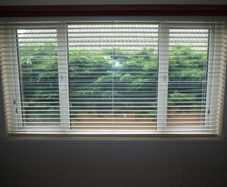 Venetian blinds x2