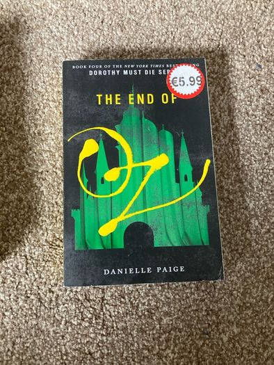 Dorothy Must Die by Danielle Paige fantasy retelling book set