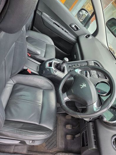 Peugeot 5008 2016 excellent family car