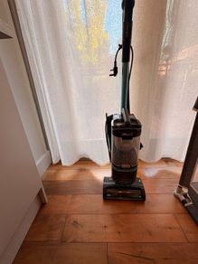 Shark upright vaccum cleaner