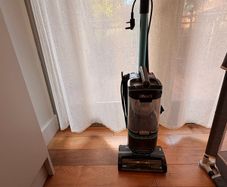 Shark upright vaccum cleaner