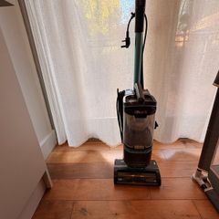 Shark upright vaccum cleaner